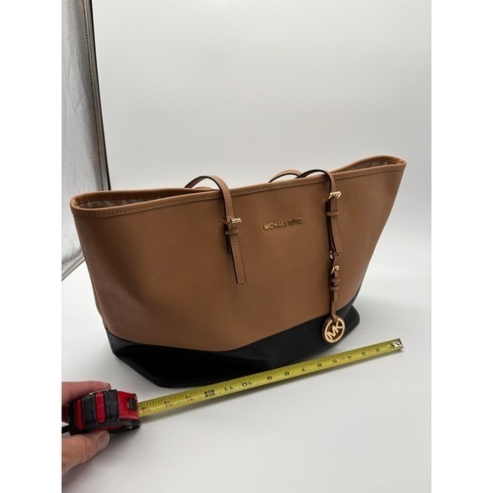 Michael Kors Jet Set Travel Tote Saffiano Leather Tan Black Color Block Bag - Picture 6 of 9